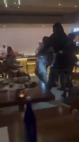 上下一心！山西更衣室狂欢庆祝进入四强 迪亚洛与潘江大吼宣泄